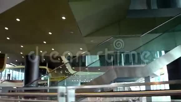 金融区自动扶梯视频的预览图