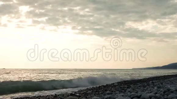 海景卵石上的泡沫海浪视频的预览图