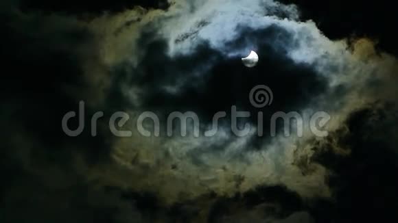 天空中的日食日食穿过云层视频的预览图