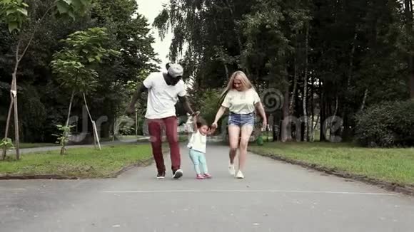 快乐多样的家庭女儿在公园视频的预览图