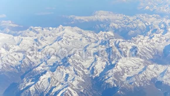 阳光明媚的阿尔卑斯雪山视频的预览图