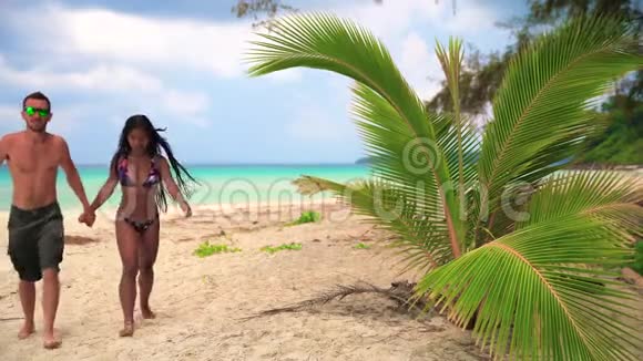 在阳光明媚的夏日一对幸福的夫妇在热带海滩上度蜜月视频的预览图