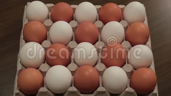 白鸡蛋在纸箱里一个接一个地变成棕色的鸡蛋动画视频的预览图