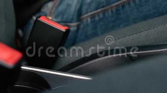 男性驾驶前坐在车内时须用手系紧汽车安全带视频的预览图
