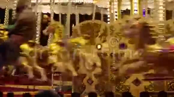 圣诞节期间爱丁堡游乐场旋转木马视频的预览图