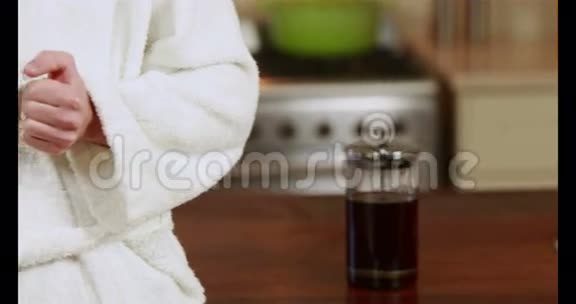 穿着浴袍喝咖啡的帅哥视频的预览图