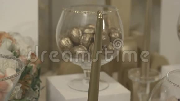 糖果和蜡烛中的莱茵石的心脏视频的预览图
