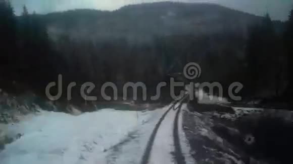 火车移冬林山视频的预览图