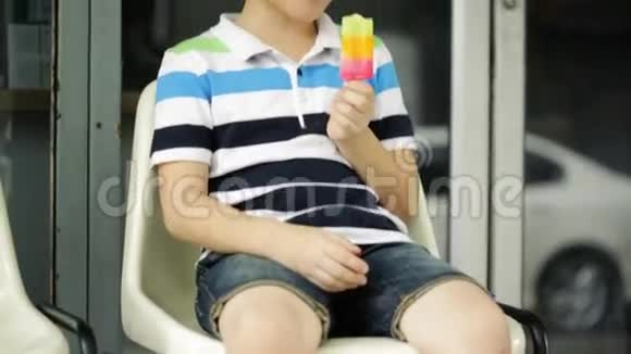 亚洲孩子享受彩虹冰淇淋视频的预览图