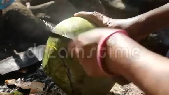 女人用大刀打开椰子视频的预览图