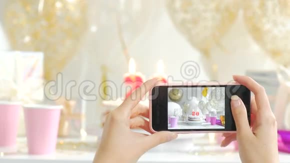 白色盘子上的单个蛋糕照片是用电话1080p全高清20s拍摄的视频的预览图