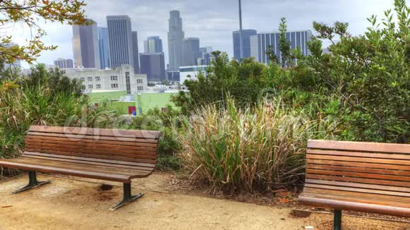 4K超高清洛杉矶天际线前景为公园长凳视频的预览图