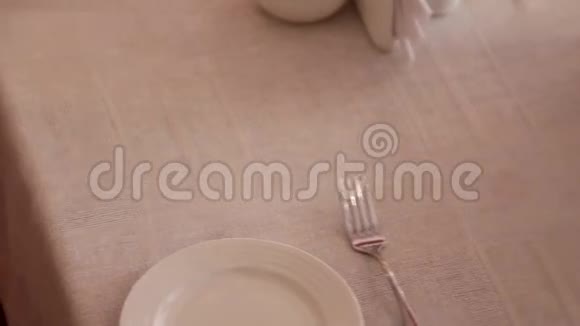 侍者端上桌子上的菜视频的预览图