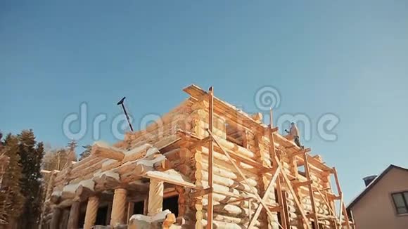 未终止的建筑加拿大角砌体加拿大风格木头做的木屋视频的预览图