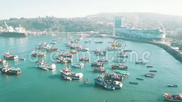 港口和港口的鸟瞰图视频的预览图