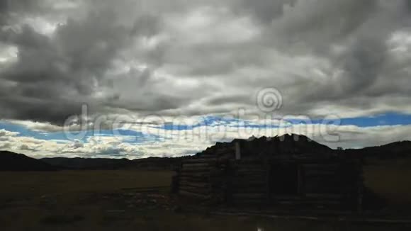 白云上蓝天上的小木屋视频的预览图