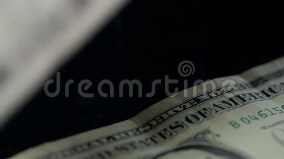 在黑色背景下封闭美元的形象视频的预览图