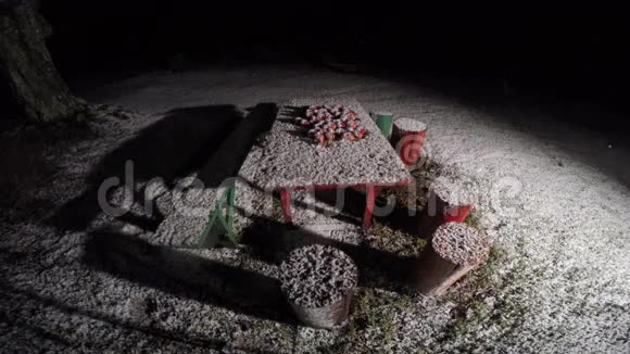 夜晚院子里下着雪有桌子和木椅4K视频的预览图
