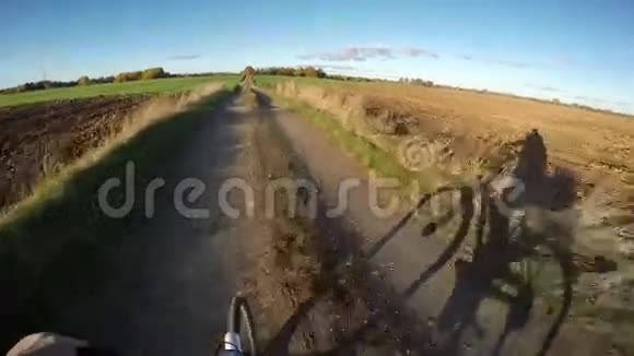 从4K公路上的自行车上拍摄的风景视频的预览图