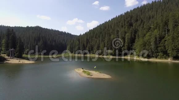 synevyr湖鸟瞰图喀尔巴阡山最大的湖视频的预览图