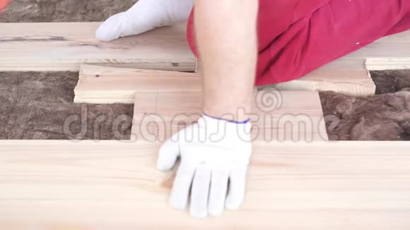 在房子里木工一个年轻的职业男性坐在松木地板上视频的预览图