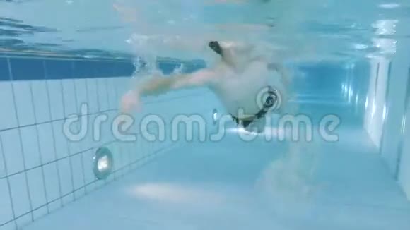 水上乐园的水下男孩视频的预览图