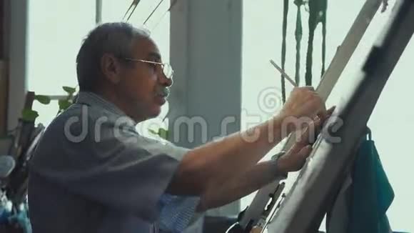 工作时戴眼镜的男建筑师在窗口工作的建筑师视频的预览图