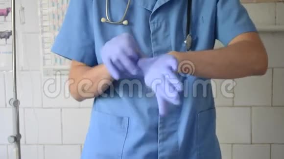 穿蓝色制服戴蓝色手套的医生视频的预览图