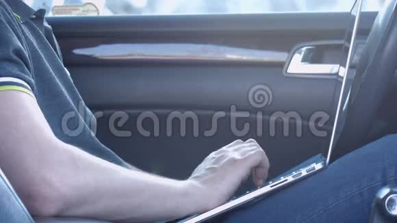 在车里用笔记本电脑工作的商人视频的预览图