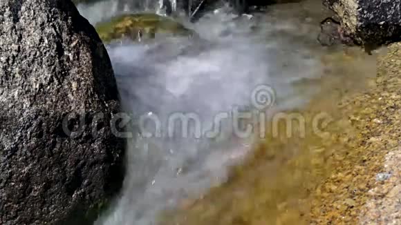 从岩石中喷出的水视频的预览图