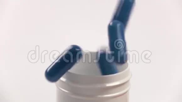上面的蓝色药丸掉进药瓶里在视频的预览图