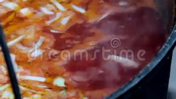煮红色的罗宋汤视频的预览图