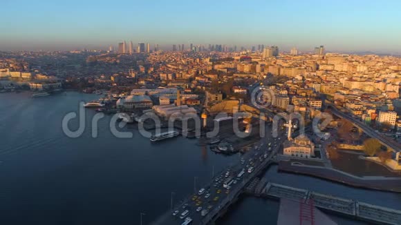 空中无人机观土耳其伊斯坦布尔博斯普鲁斯哈利法克斯湾晴天从桥上飞过去视频的预览图