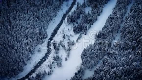 在冰冻的荒野中高空在河流上方视频的预览图