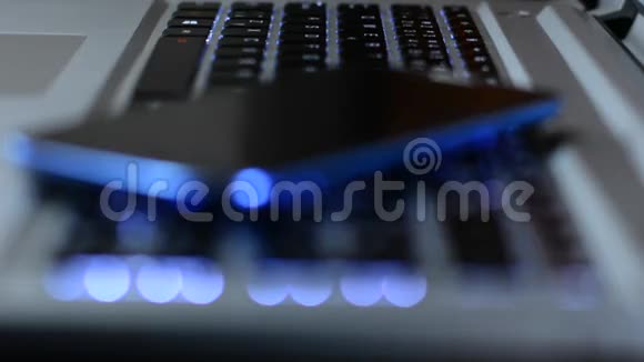 蓝色手机和背光笔记本键盘视频的预览图