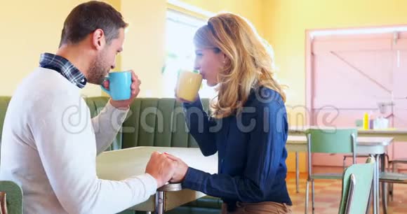 一对夫妇在喝咖啡的时候互相交流视频的预览图