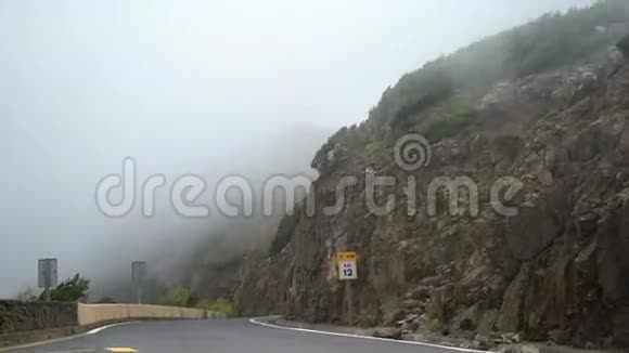 雾中的山路视频的预览图