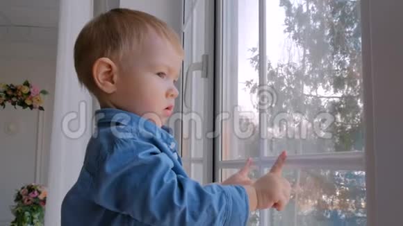 穿窗而过的小男孩视频的预览图