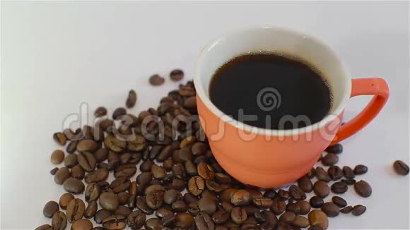 热的杯中的黑咖啡和咖啡豆视频的预览图