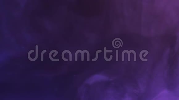紫色背景下彩色墨云在水中生长视频的预览图
