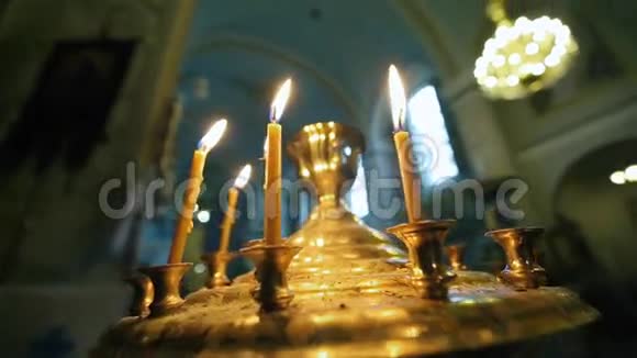 在教堂里烧蜡烛视频的预览图