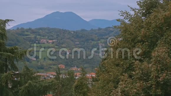 一个意大利小山村阿尔卑斯山视频的预览图