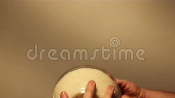 从盘子里掉下来的米饭视频的预览图
