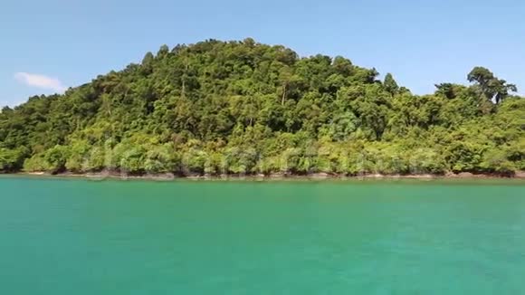 船沿泰国暹罗湾美丽的岛屿航行视频的预览图
