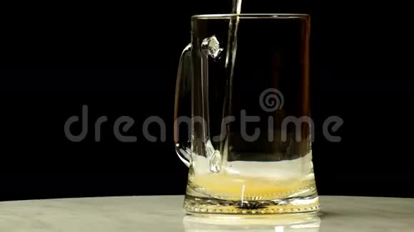 啤酒被倒入玻璃杯中视频的预览图