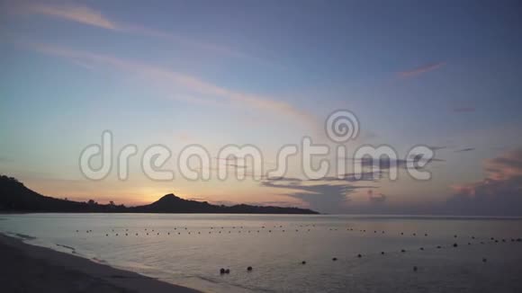 泰国苏梅岛热带拉迈海滩日出视频的预览图