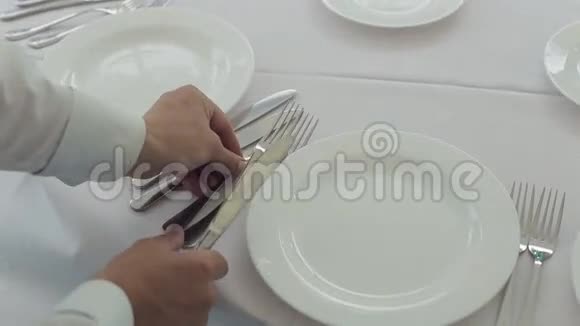 服务员摆好桌子准备宴会餐具视频的预览图