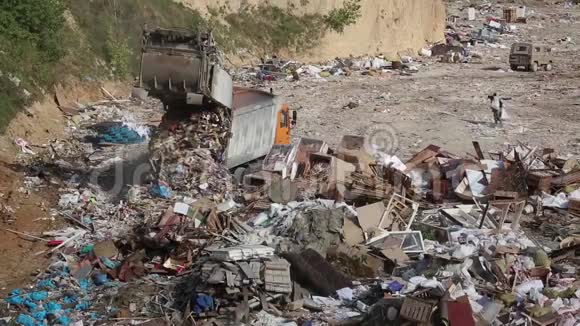 垃圾车在垃圾填埋场卸货视频的预览图