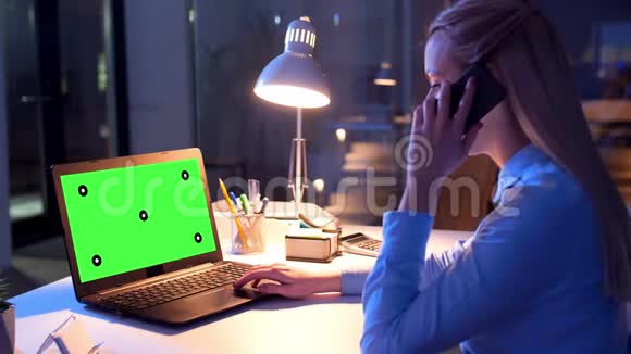 晚上有绿色屏幕笔记本电脑的女商人视频的预览图