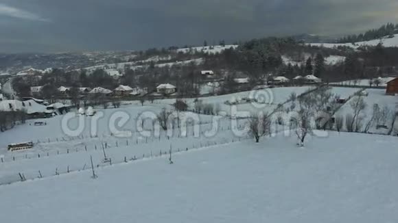 冬景乡村鸟瞰视频的预览图